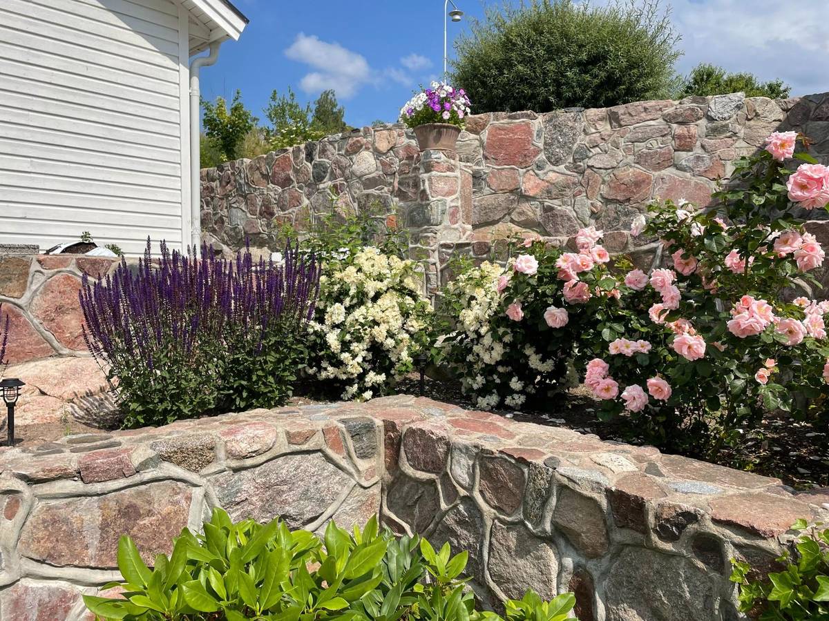 Efter fasadrenovering – totalvy av huset efter målning