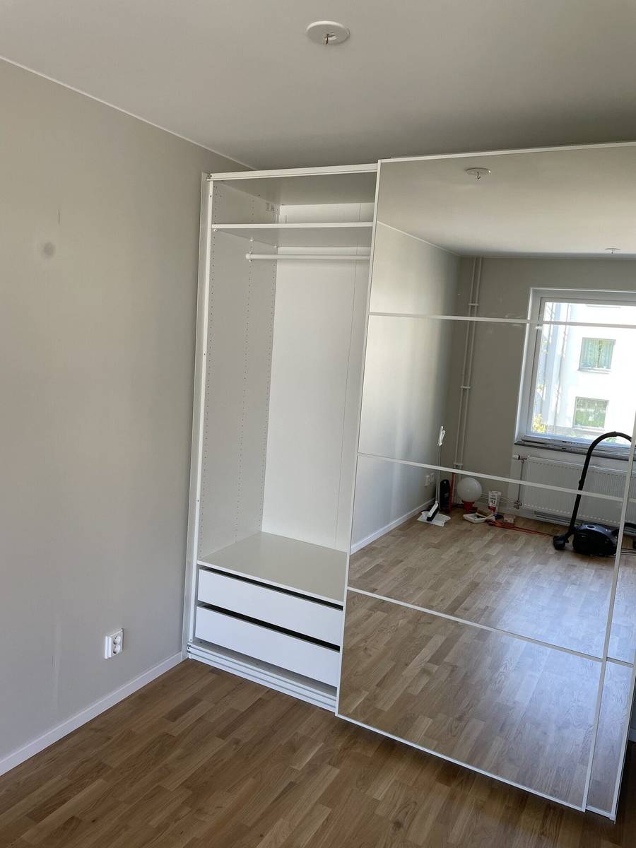 Efter inomhusrenovering – väggparti med nya lister