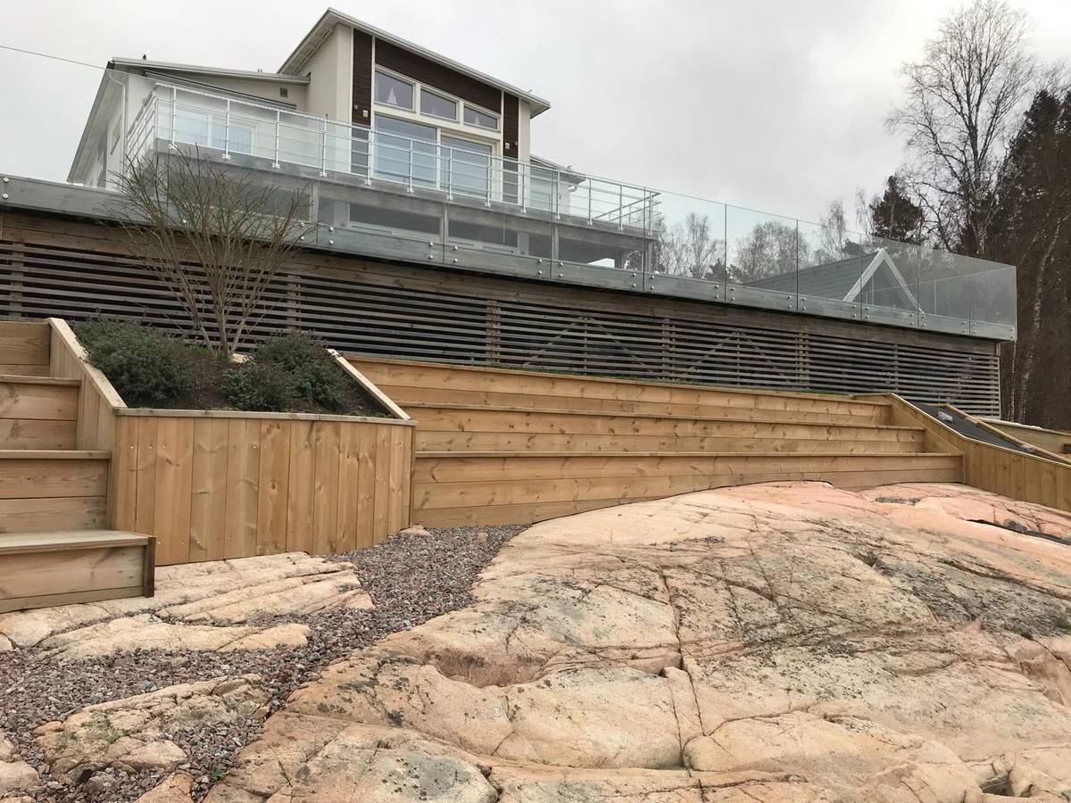 Efter helrenovering – entré och dörr renoverad
