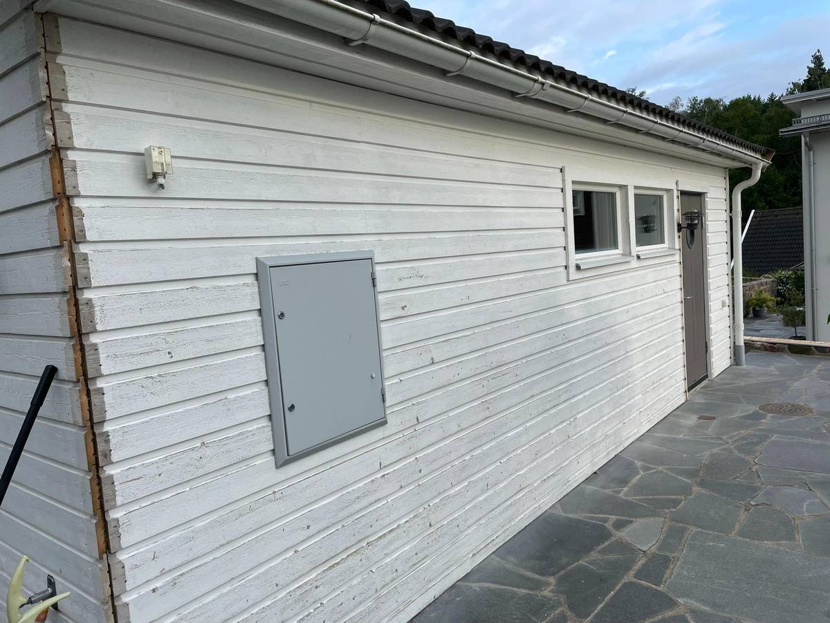 Före fasadrenovering – hörn och knutbrädor i dåligt skick