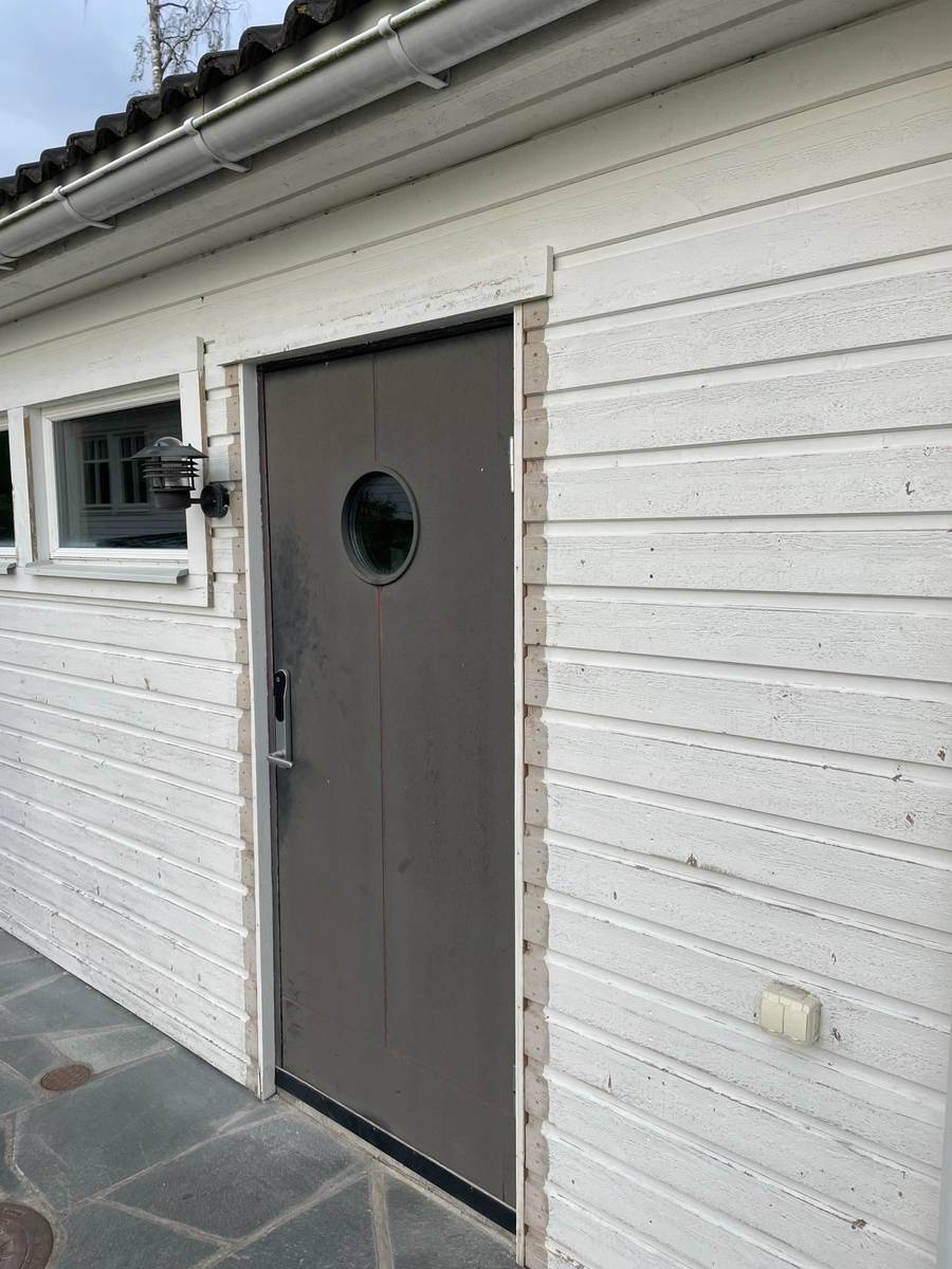 Före fasadrenovering – sockelparti som behöver åtgärd
