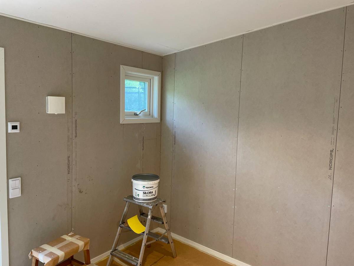 Före fasadrenovering – garagedörr och anslutande panel