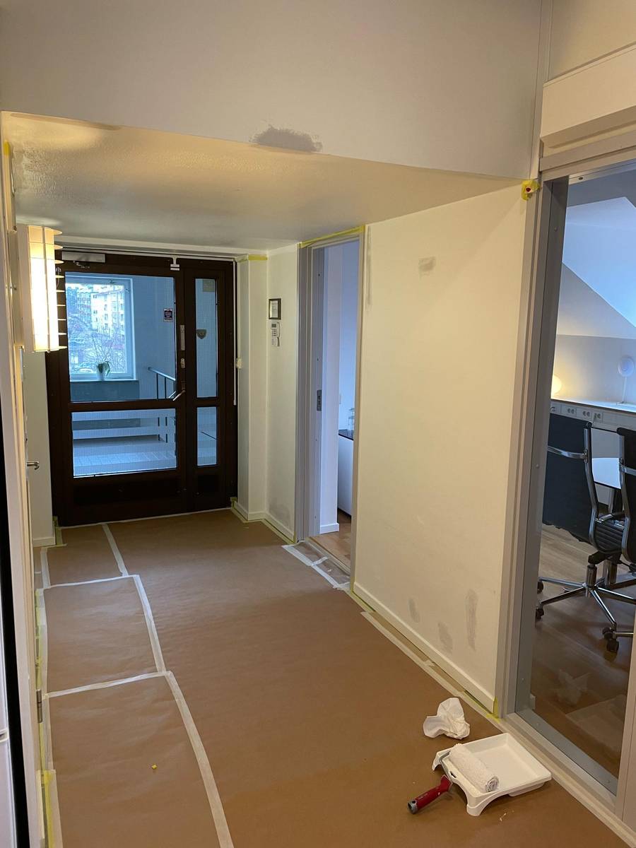 Före fasadrenovering – slitna takdetaljer och knutar