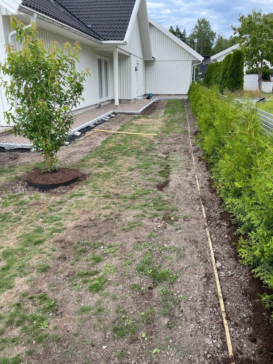 Före trädgårdsomgestaltning – ogästvänlig entrézon