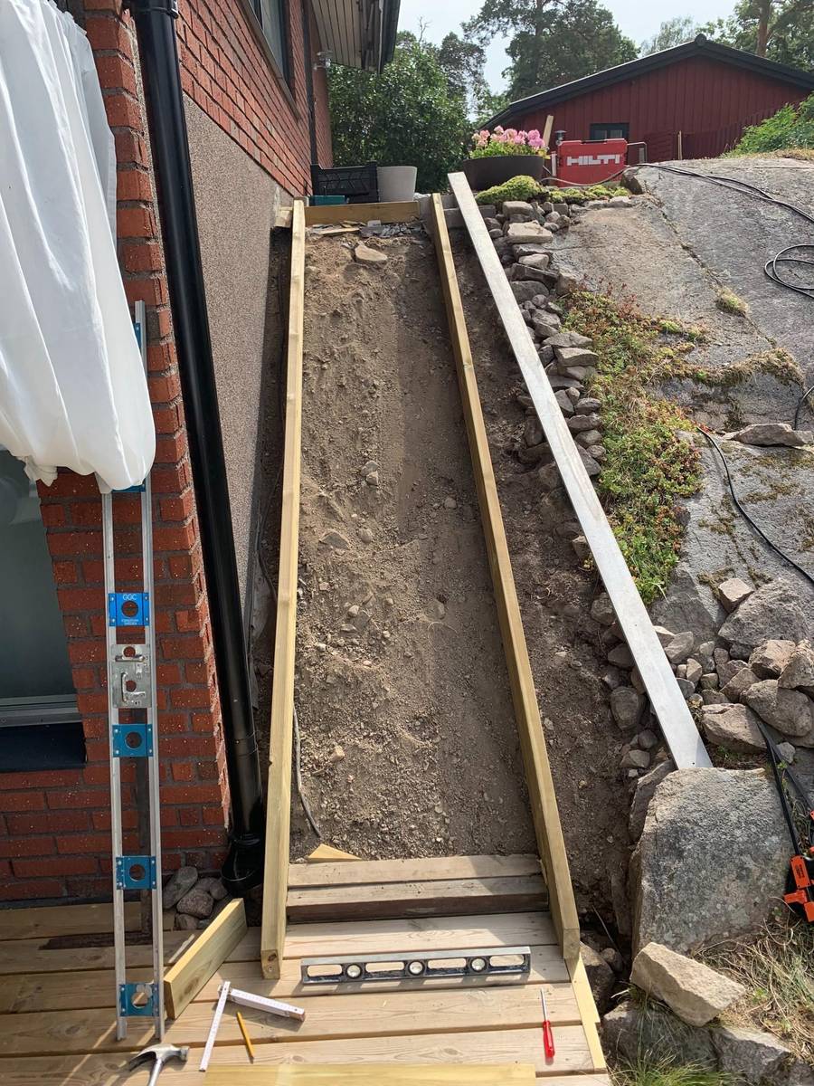 Före helrenovering – hörn och knutar med flagande färg