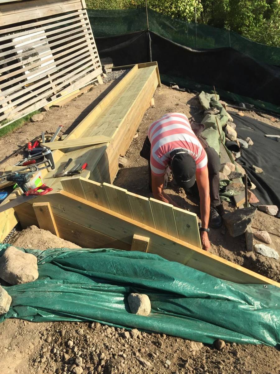 Före helrenovering – husvägg med missfärgad panel